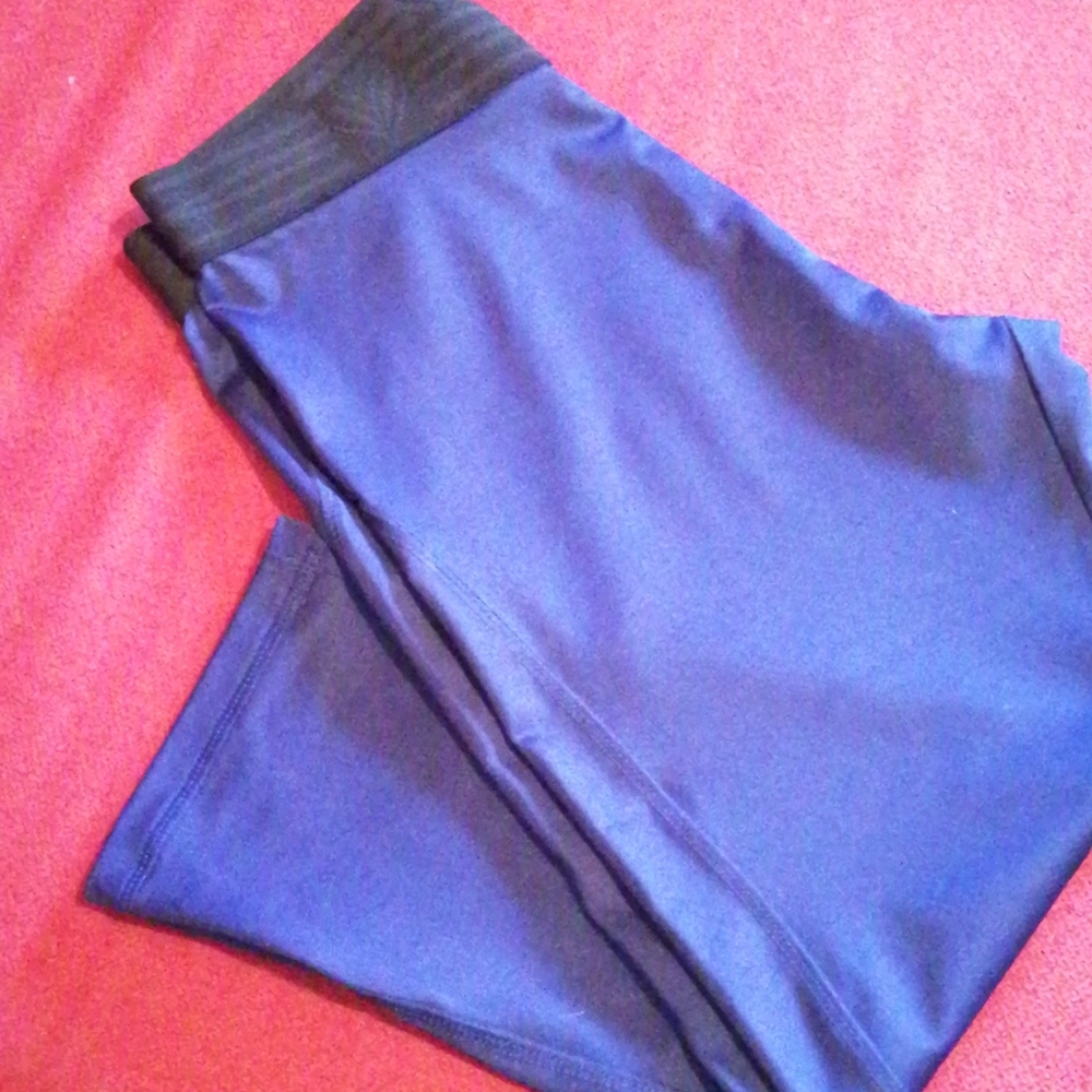 Free with purchase 3+ Forever 21 NWOT Navy Capri leggings